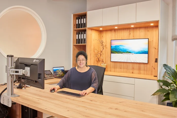 Dr. med. Sandra Kurbin - Fachärztin für Urologie am Empfang der Praxis Wolfratshausen