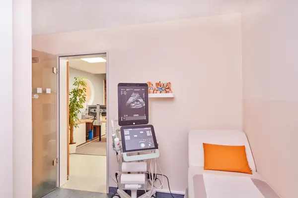 Moderner Behandlungsraum mit High-End-Ultraschall in der urologischen Praxis Wolfratshausen