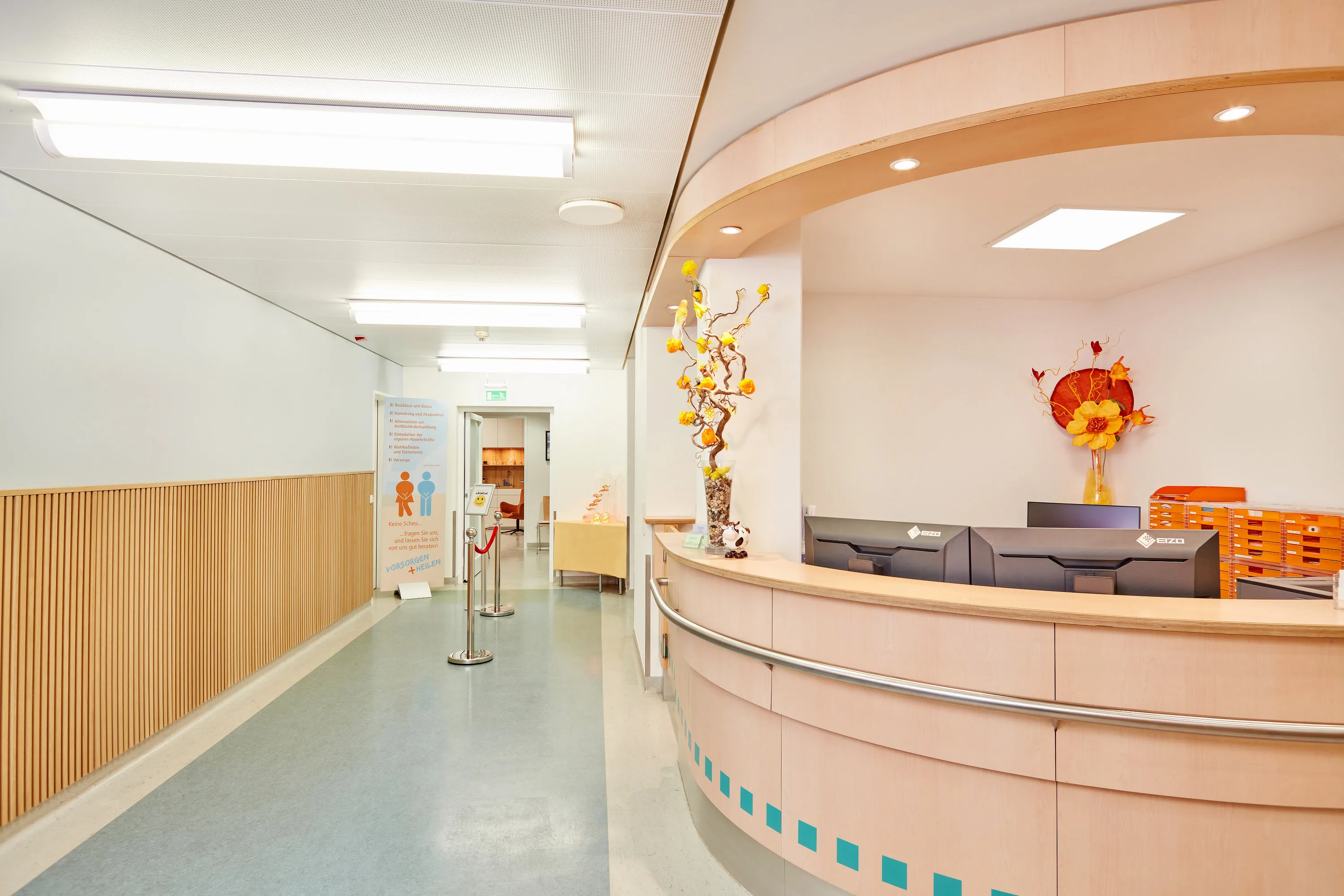 Empfangsbereich der Urologischen Praxis Dr. Kurbin in Wolfratshausen