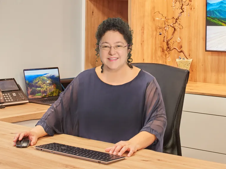 Dr. med. Sandra Kurbin, Urologin in Wolfratshausen, an ihrem Schreibtisch in der Praxis