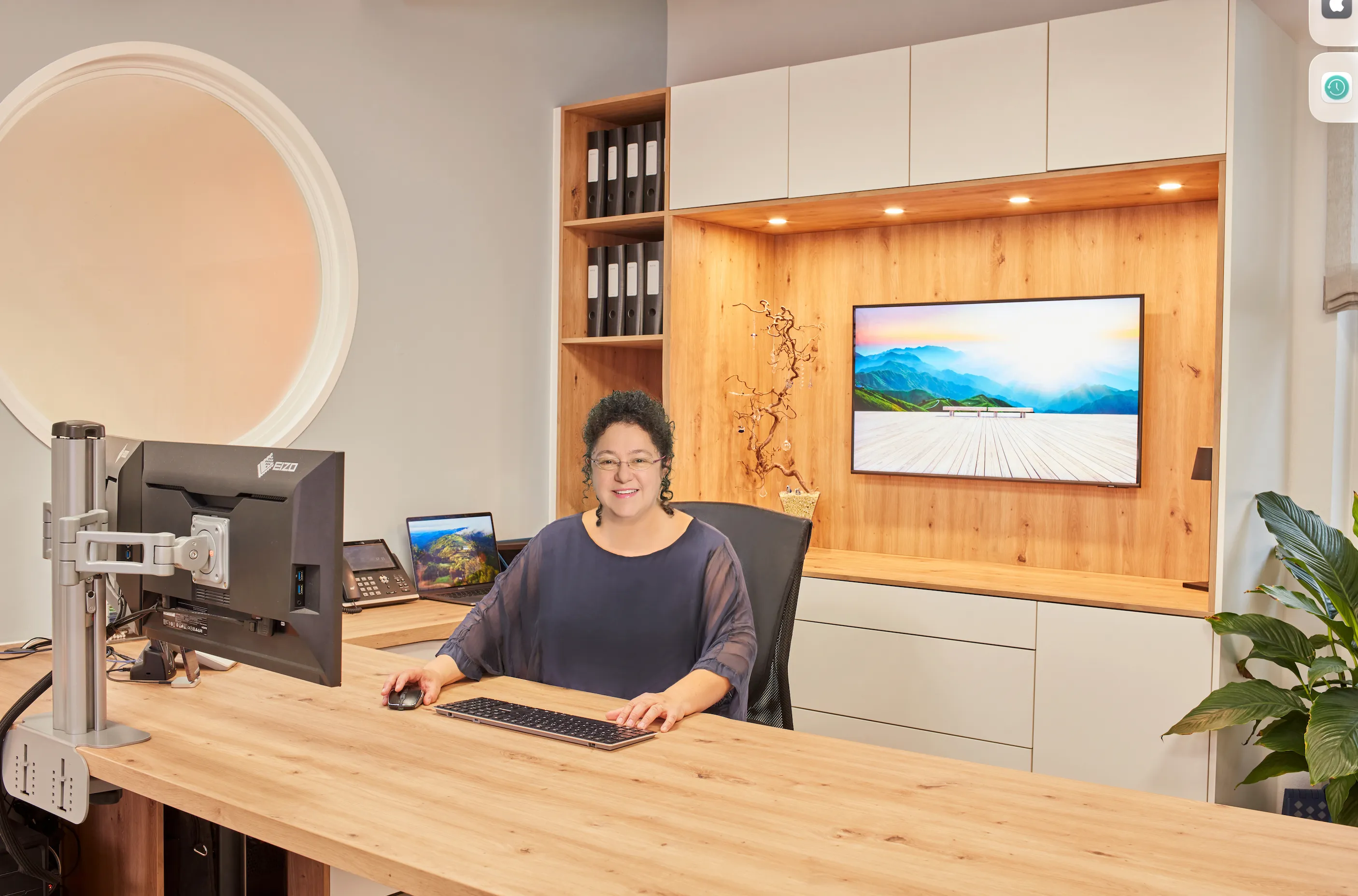 Dr. med. Sandra Kurbin, Urologin in Wolfratshausen, an ihrem Arbeitsplatz in der Praxis