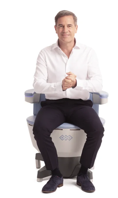 Mann sitzt bekleidet und entspannt auf dem EMSELLA®-Stuhl